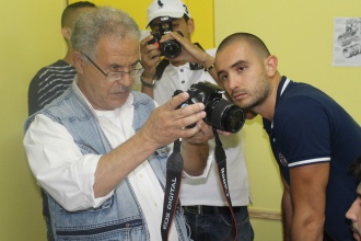 Le professeur enseigne la précision à ses élèves